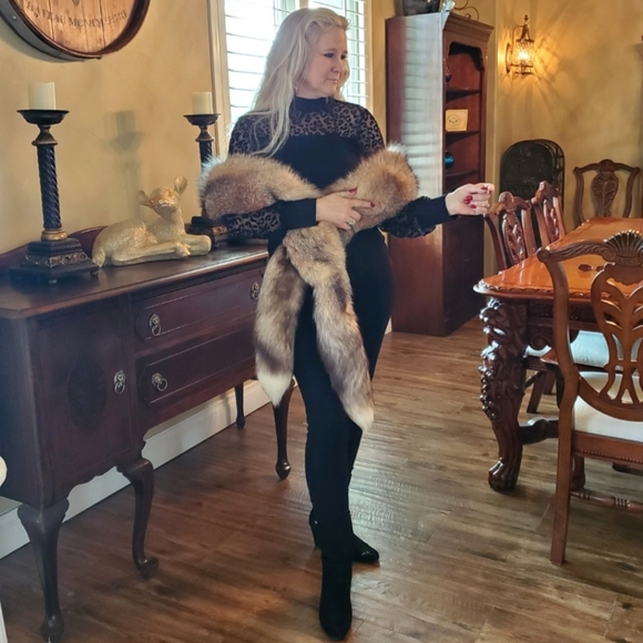 Plush Red/Brown Crystal Fox Fur Wrap and Hat - Picture 17 of 17